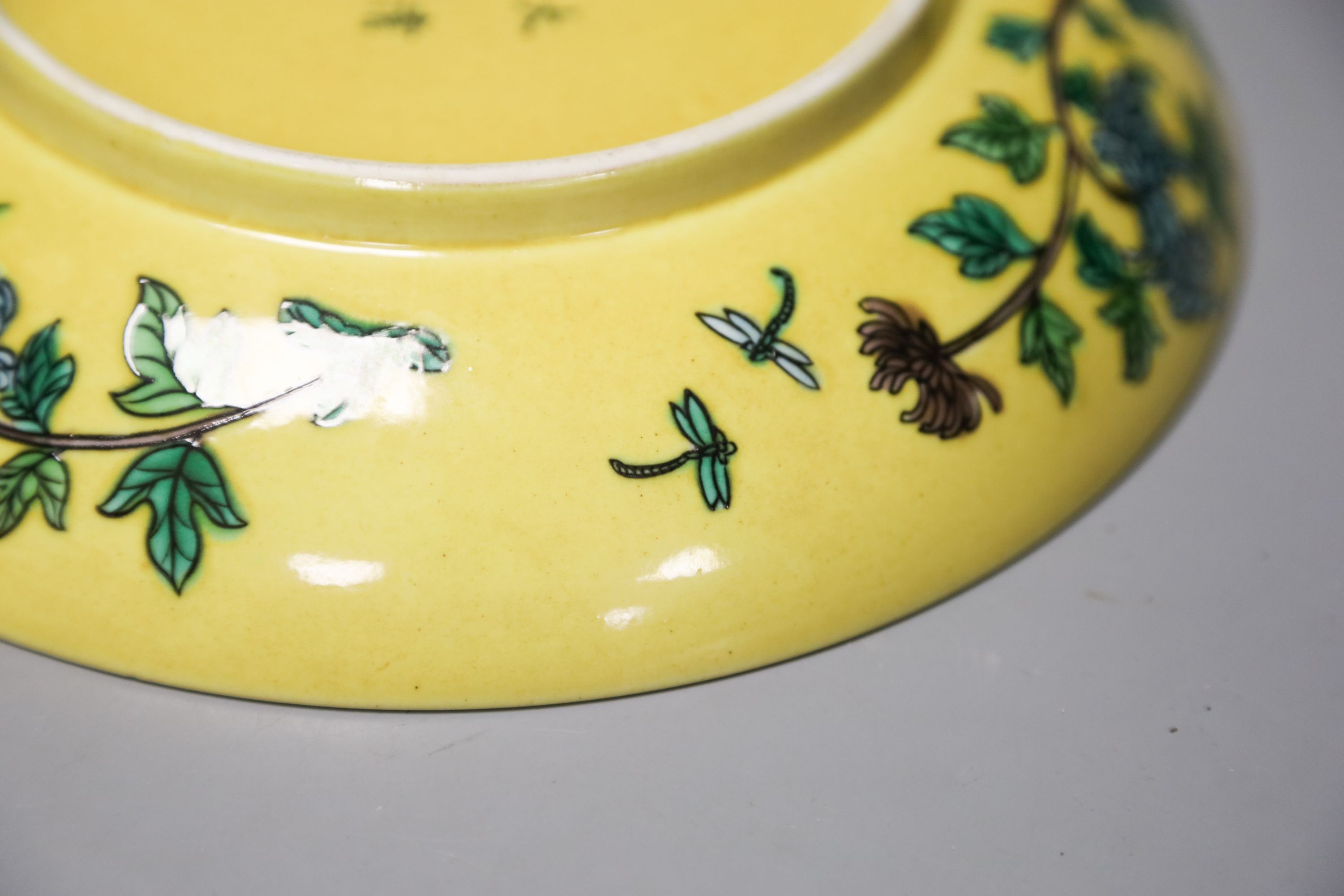 A Chinese yellow ground dish, 22.5cm